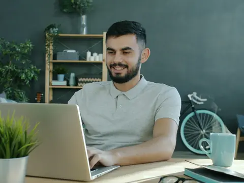 Autónomo trabajando con su portátil