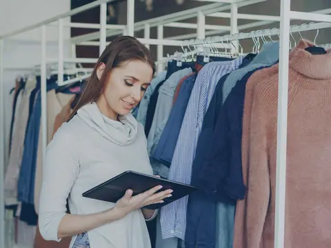 Responsable de una tienda revisando el inventario en una tableta