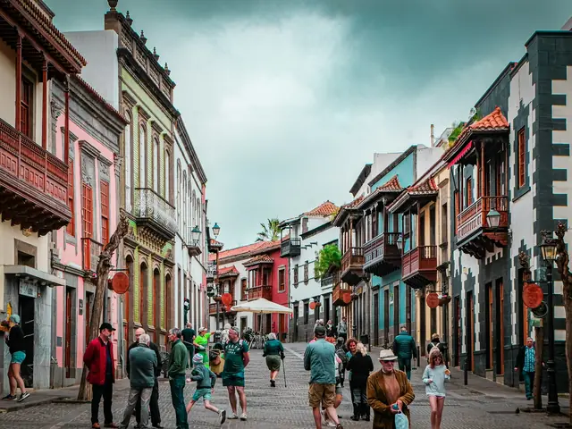 Calle peatonal de Vegueta, en Las Palmas de Gran Canaria, con balcones canarios de madera